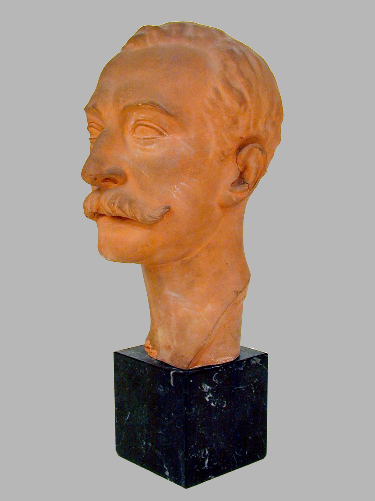 Georges-ClÃ©ment de Swiecinski (1878-1958).Buste de Pierre Loti. 1947. Terre cuite, marbre. Pierre Lotiren bustoa. Buztin errea, marmola.