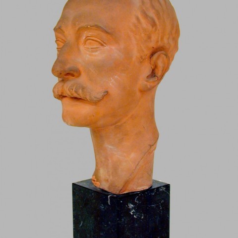 Georges-Clément de Swiecinski (1878-1958).Buste de Pierre Loti. 1947. Terre cuite, marbre. Pierre Lotiren bustoa. Buztin errea, marmola.